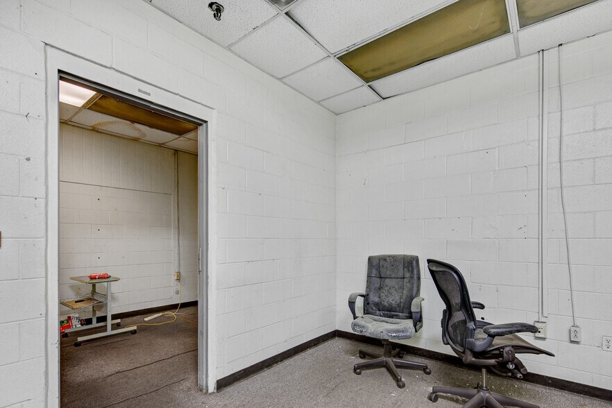 More Photos Of 3036 Gillespie St, Fayetteville Manufacturing For Lease