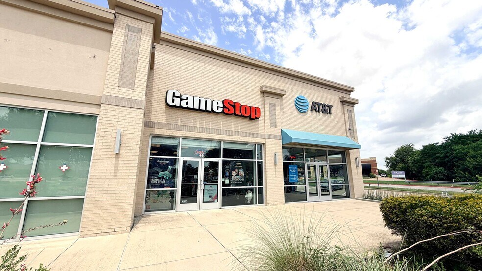 More Photos Of 5900 S Hulen St, Fort Worth Freestanding For Lease