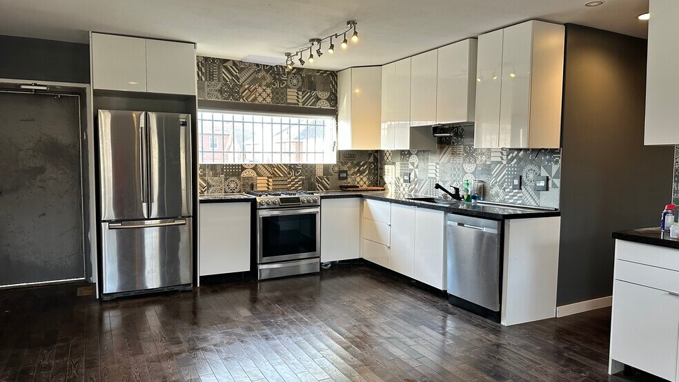 More Photos Of 3140 Lake Shore Blvd W, Toronto Storefront Retail Residential For Sale