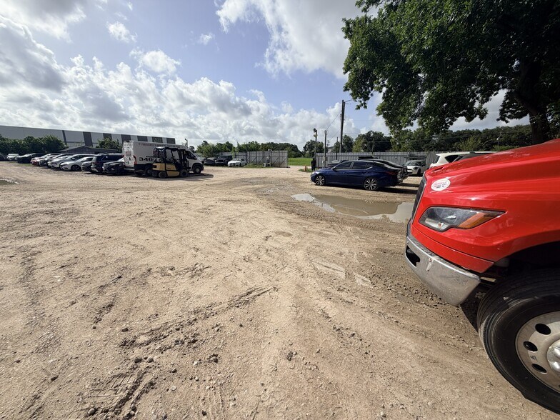 More Photos Of 6613 Millport st, Houston Industrial For Lease