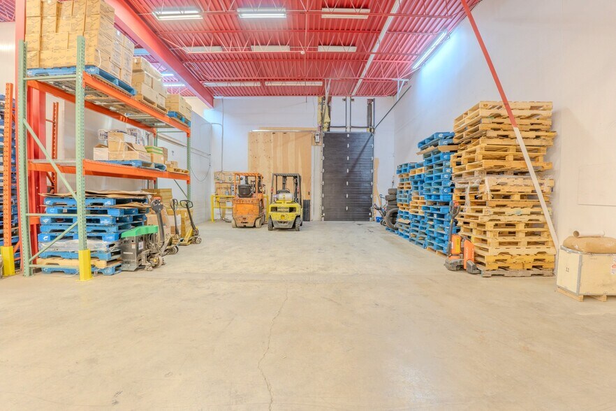 More Photos Of 5520 Boul des Laurentides, Laval Freestanding For Lease