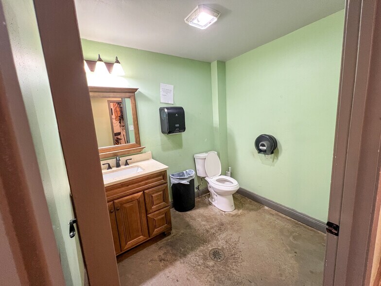 More Photos Of 39509 I-55 Service Rd, Ponchatoula Light Distribution For Lease