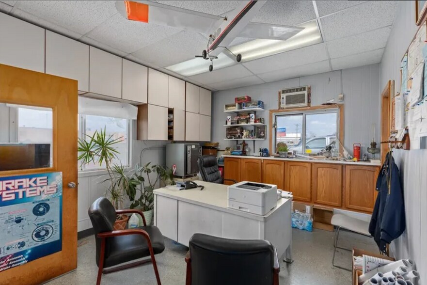 More Photos Of 2300 Hoffman Dr, Effingham Auto Repair For Sale