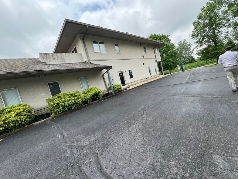 More Photos Of 171 Green Meadows Dr S, Lewis Center Office Residential For Sale