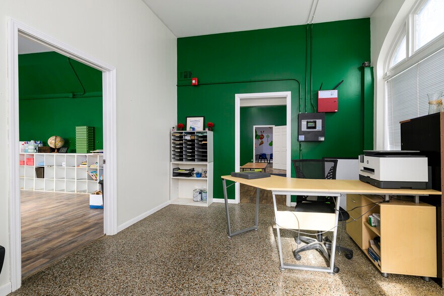 More Photos Of 5001 Pernod Ave, Saint Louis Flex For Sale