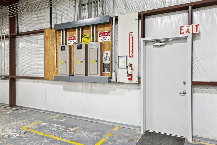 More Photos Of 8621 Hwy 6, Hitchcock Manufacturing For Sale