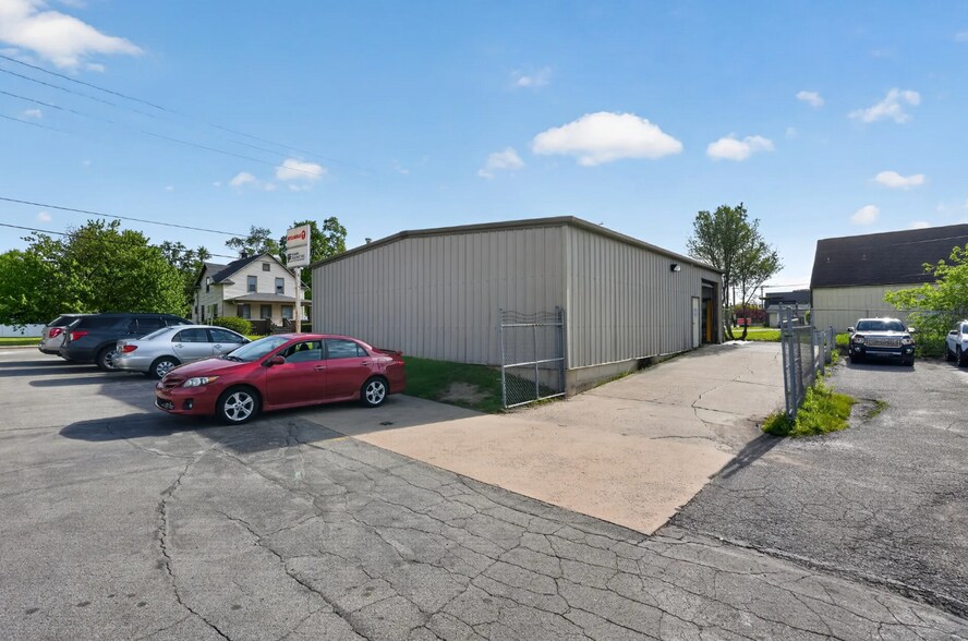 More Photos Of 808 W Lincoln Ave, Goshen Light Distribution For Sale