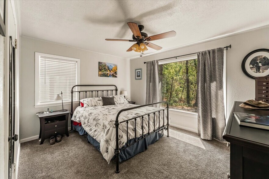 More Photos Of 21375 Main St, Lakehead General Retail For Sale