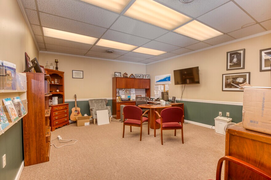More Photos Of 293 W Main St, Abingdon Office For Lease