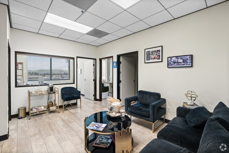 More Photos Of 14925-14945 Ventura Blvd, Sherman Oaks Office For Lease