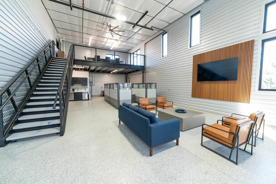More Photos Of 5378 Ronald Reagan Blvd, Johnstown Flex For Lease
