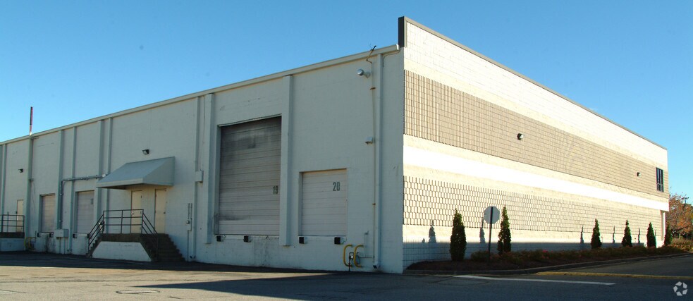 More Photos Of 825 Greenbrier Cir, Chesapeake Unknown For Lease