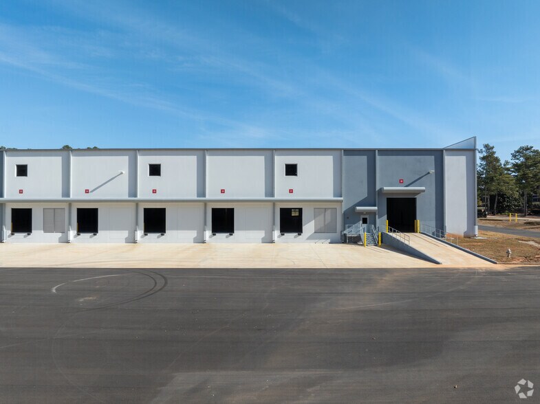 More Photos Of 4326 Avery Dr, Flowery Branch Distribution For Lease