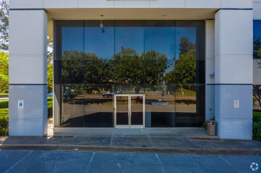 More Photos Of 3778 Distriplex Dr N, Memphis Warehouse For Lease