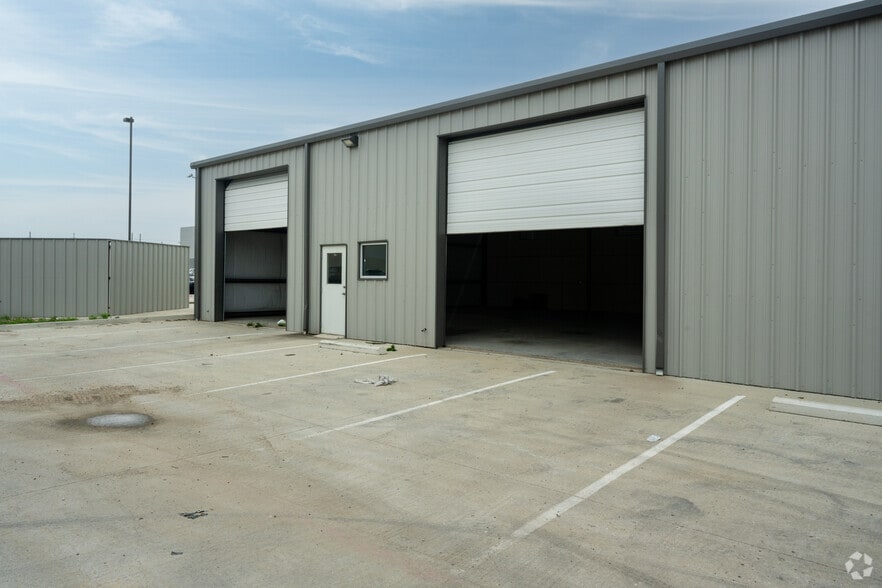 More Photos Of 901 Eight Twenty Blvd, Fort Worth Warehouse For Lease