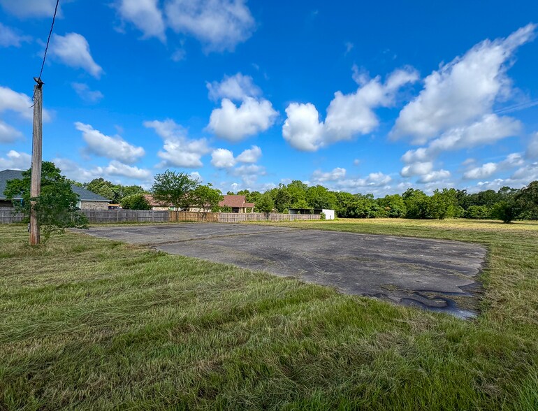 More Photos Of 300 W School St, Madisonville Light Distribution For Sale