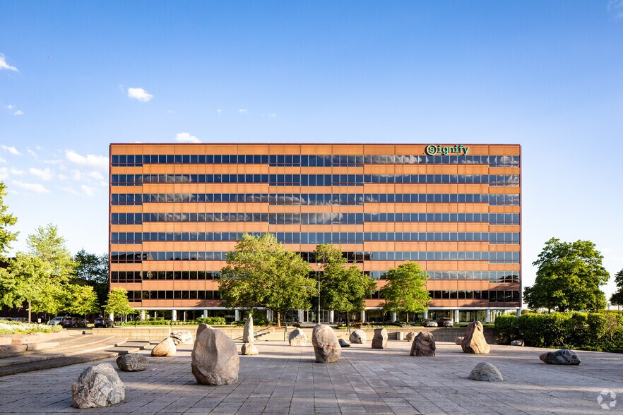 More Photos Of 10275 W Higgins Rd, Rosemont Office For Lease