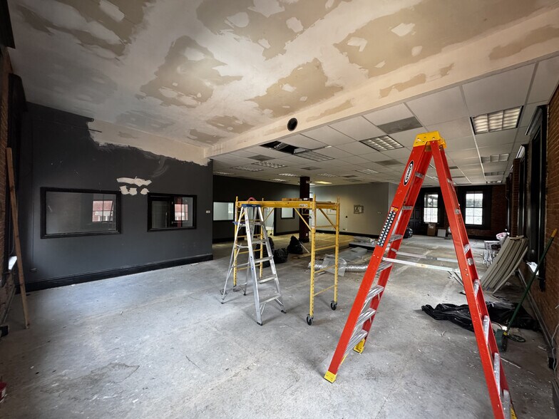 More Photos Of 136 S Main St, Saint Charles Storefront Retail Office For Lease
