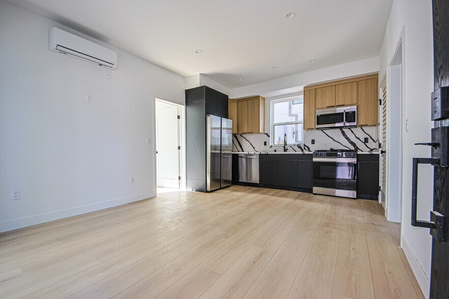 More Photos Of 6401 Odessa Ave, Lake Balboa Multifamily For Sale