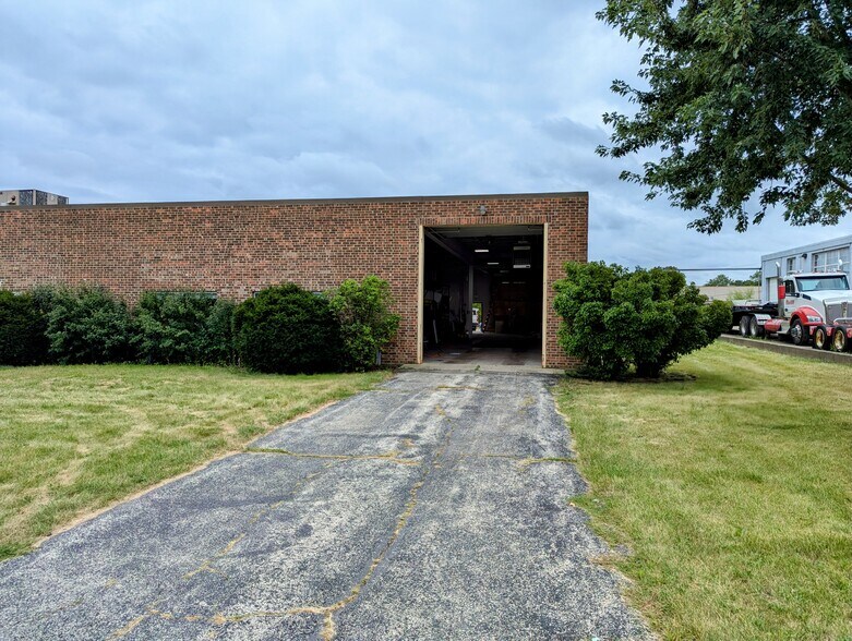 More Photos Of 115 E University Dr, Arlington Heights Warehouse For Sale