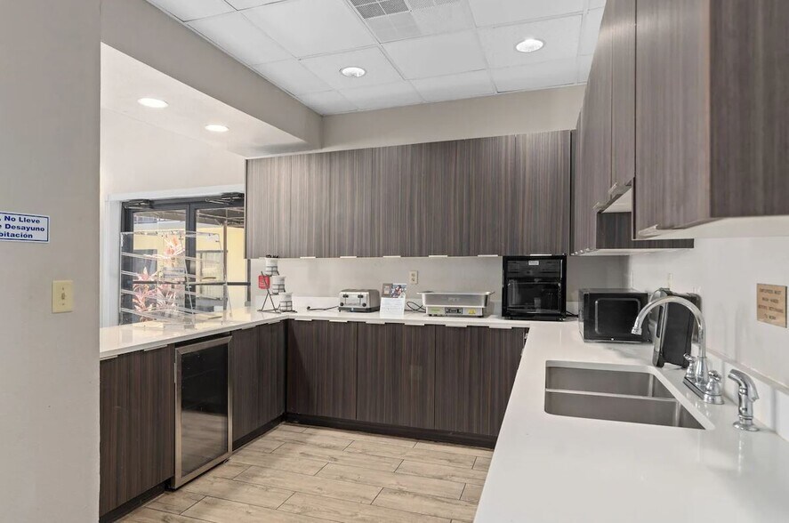 More Photos Of 8750 E Colonial Dr, Orlando Hotel For Sale