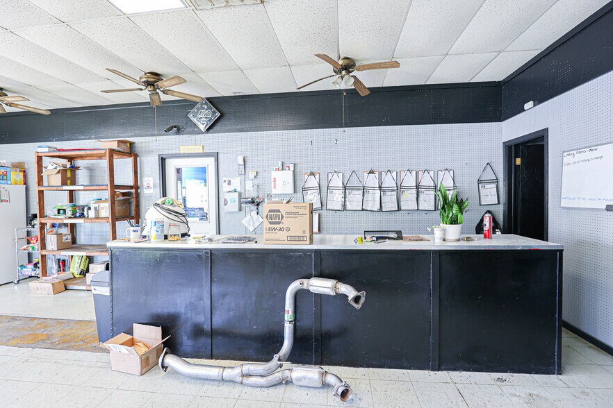 More Photos Of 430 US-62 E, Eddyville Auto Repair For Sale
