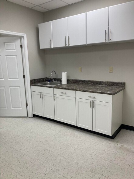 More Photos Of 3040 N Highway 17, Mount Pleasant Medical For Lease