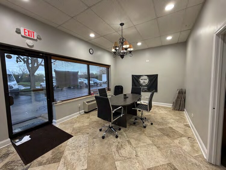 More Photos Of 1002-1016 Bonaventure Rd, Elk Grove Village Warehouse For Lease