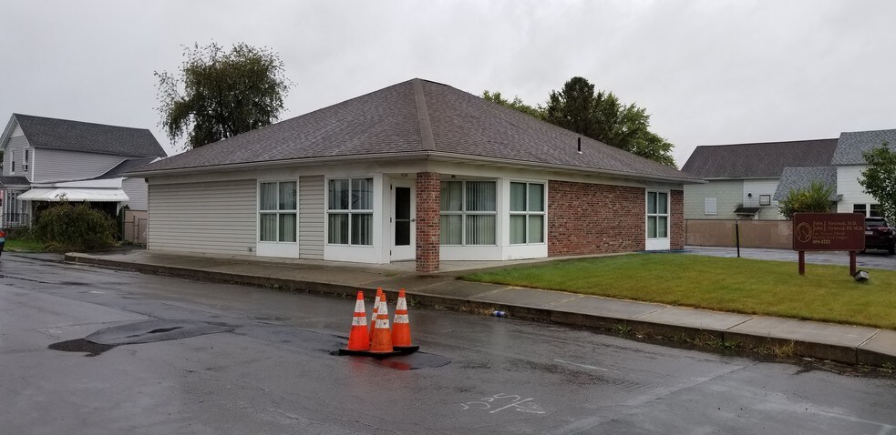 Primary Photo Of 434 Dunmore St, Throop Medical For Sale