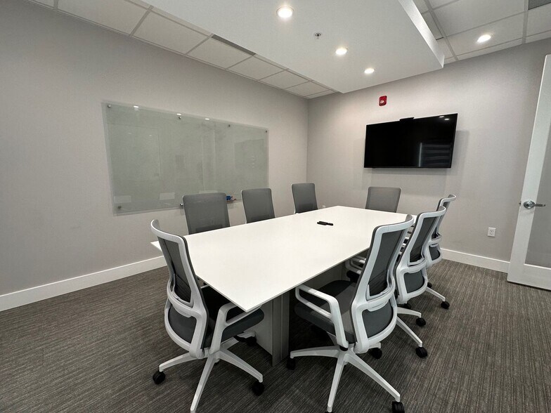 More Photos Of 2856-2868 University Pky, Sarasota Medical For Lease