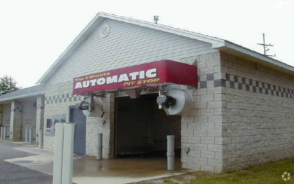 Primary Photo Of 127 N Groesbeck Hwy, Mount Clemens Carwash For Sale