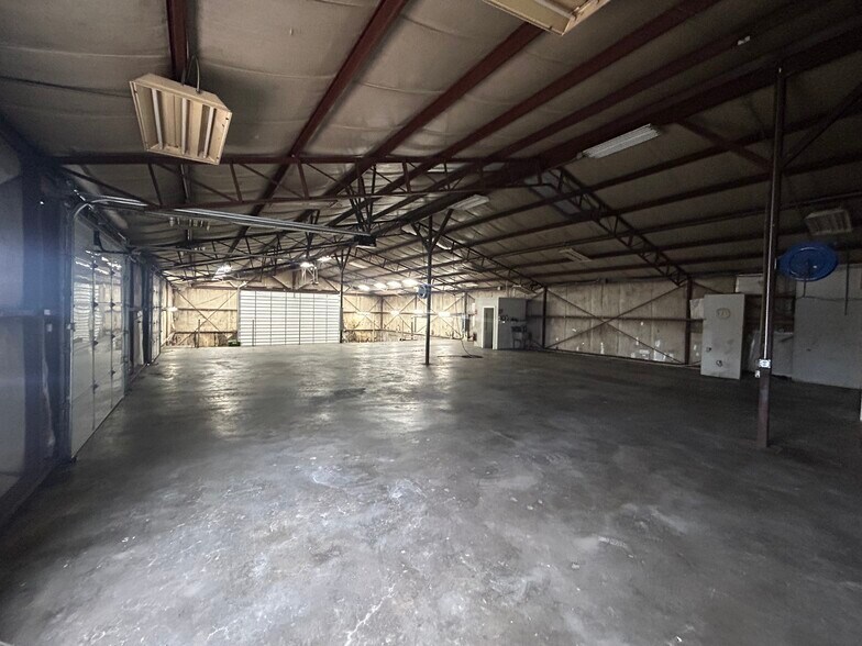 More Photos Of 3637 Oklahoma 51B, Porter Industrial For Lease