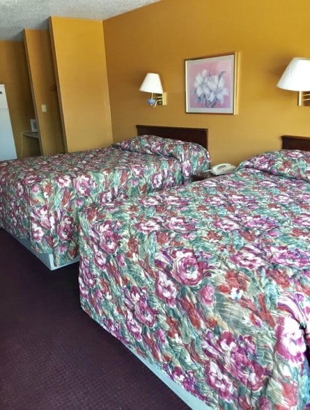 More Photos Of 626 W Market St, Bolivar Hotel For Sale