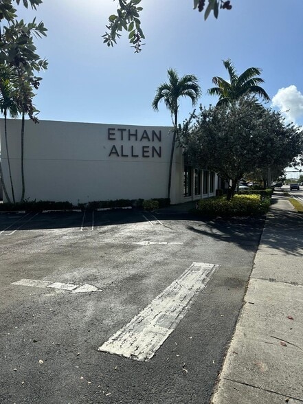 More Photos Of 9775 S Dixie Hwy, Miami Freestanding For Lease