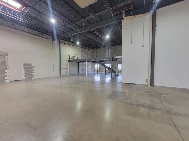 More Photos Of 2002-2008 Bloomingdale Rd, Glendale Heights Warehouse For Lease