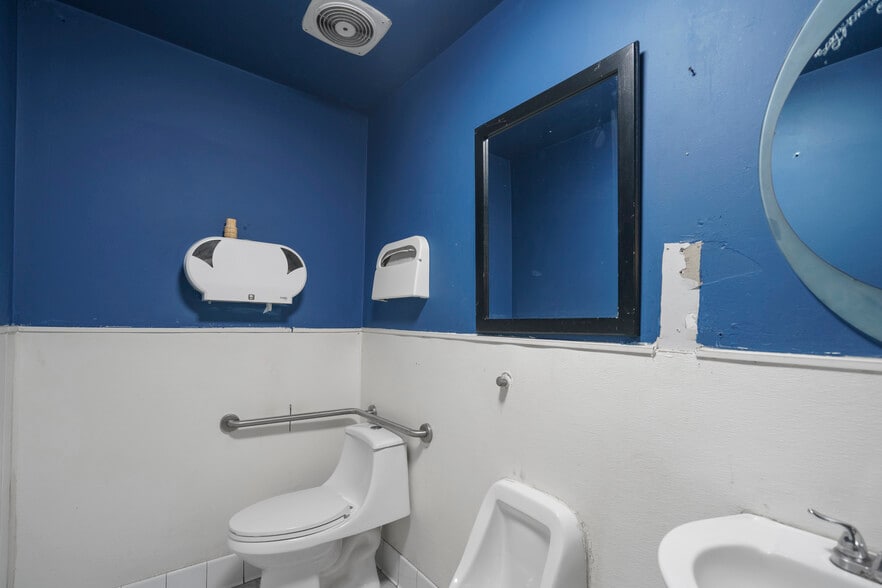 More Photos Of 1350 S La Brea Ave, Los Angeles Restaurant For Sale