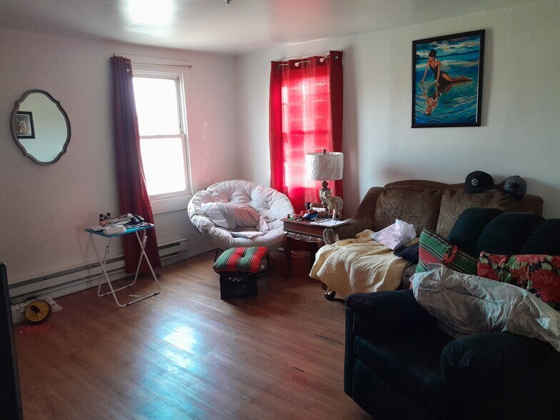 More Photos Of 36 Astor St, Newark Storefront Retail Residential For Lease