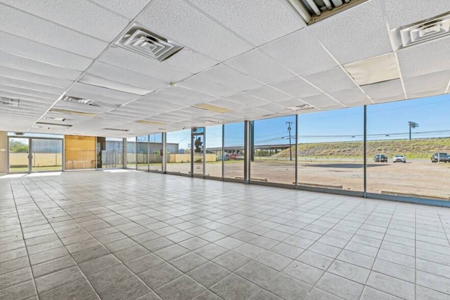 More Photos Of 5878 W US Highway 80, Terrell Showroom For Sale
