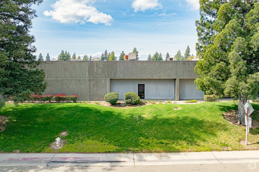 More Photos Of 4221 N Freeway Blvd, Sacramento Warehouse For Lease
