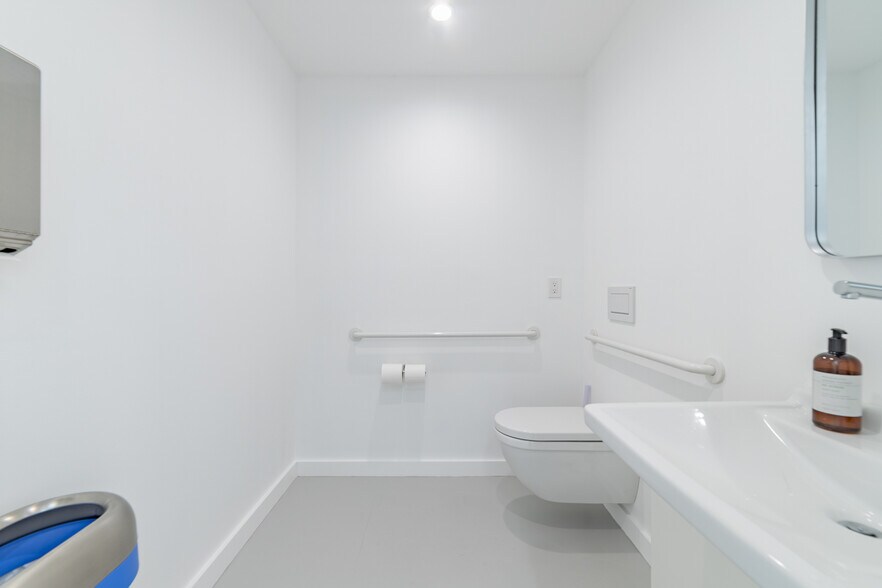More Photos Of 422 S Highland Ave, Baltimore Storefront Retail Residential For Sale