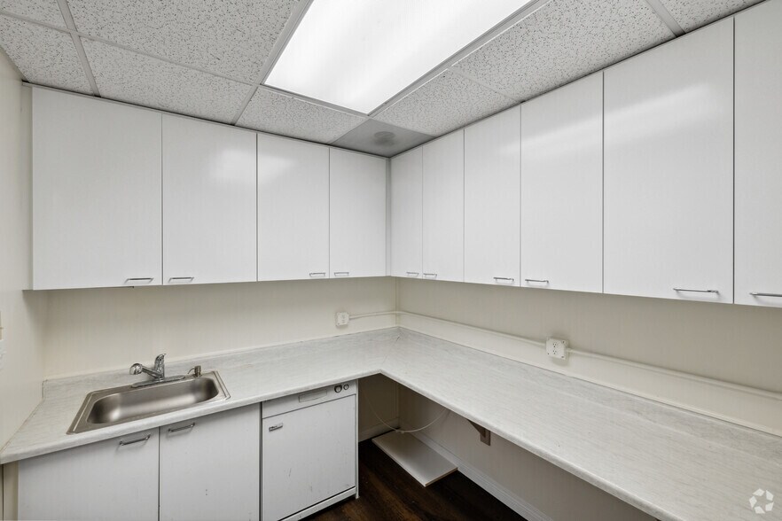 More Photos Of 21250 Califa St, Woodland Hills Research And Development For Lease