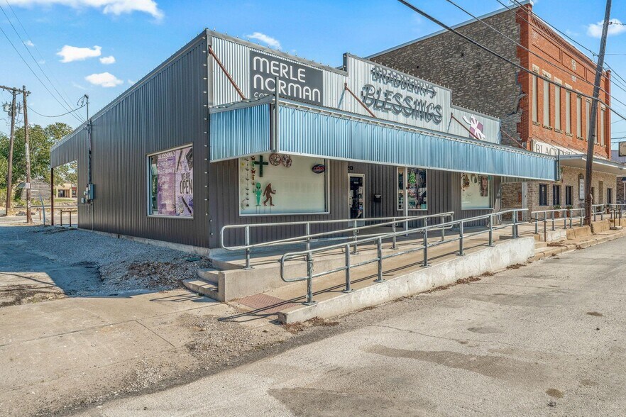 More Photos Of 120 E Blackjack St, Dublin Storefront For Sale