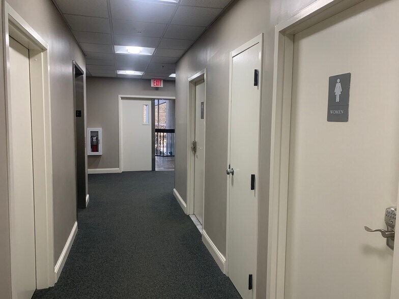More Photos Of 1275 Wampanoag Trl, East Providence Office For Lease