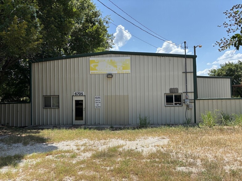 Primary Photo Of 6705 Oak Crest Dr E, Fort Worth Auto Repair For Sale