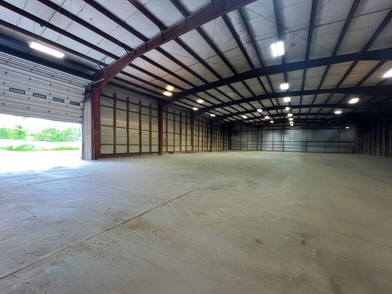More Photos Of 5912 N Burdick St, East Syracuse Warehouse For Lease