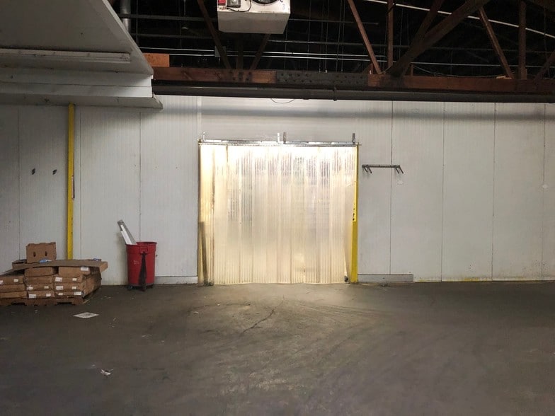 More Photos Of 16-26 Esther St, Newark Manufacturing For Lease