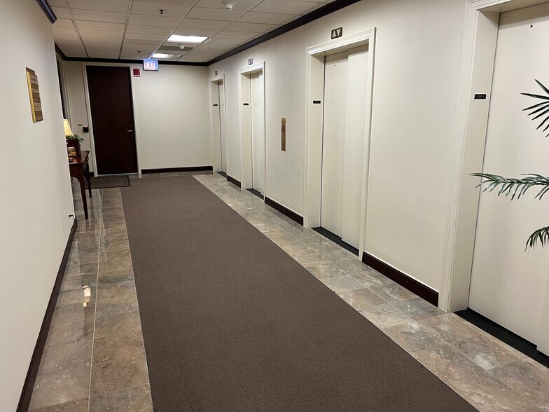 More Photos Of 211 W Wacker Dr, Chicago Office For Lease