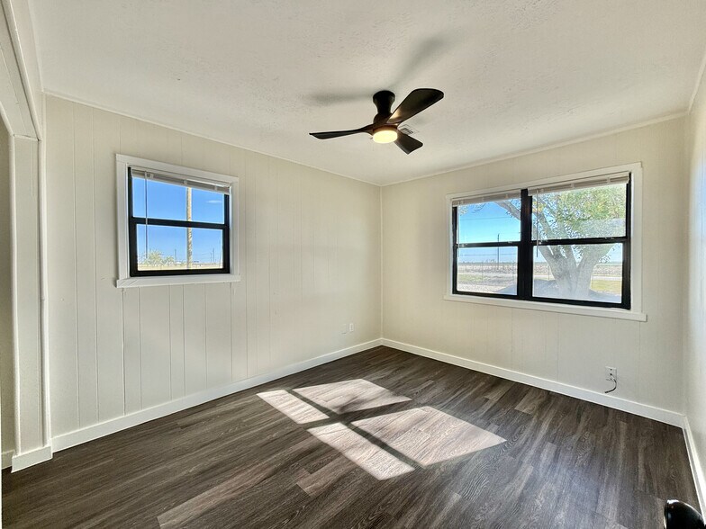 More Photos Of 5821 Limmer Loop, Hutto Warehouse For Lease