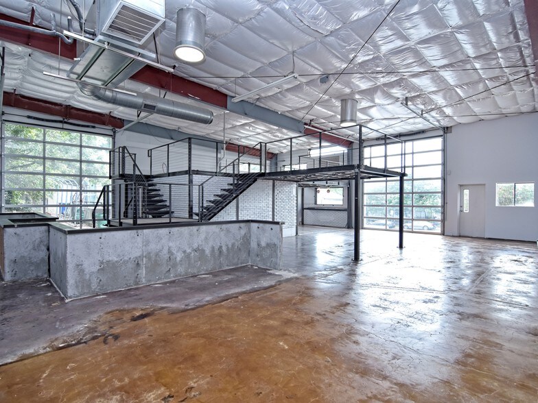 More Photos Of 1106 S 8th St, Austin General Retail For Lease