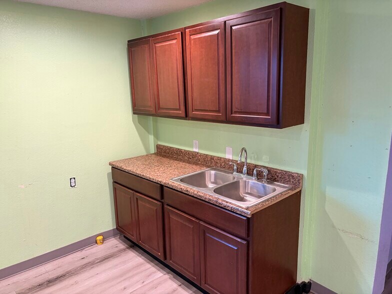 More Photos Of 515 W Bridge St, Granbury Freestanding For Lease